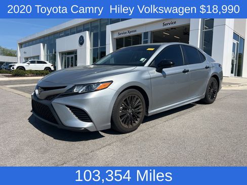 Used 2020 Toyota Camry SE image 1