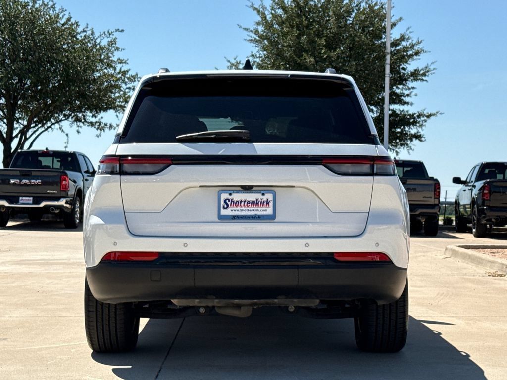 Used 2023 Jeep Grand Cherokee Altitude RWD image 7