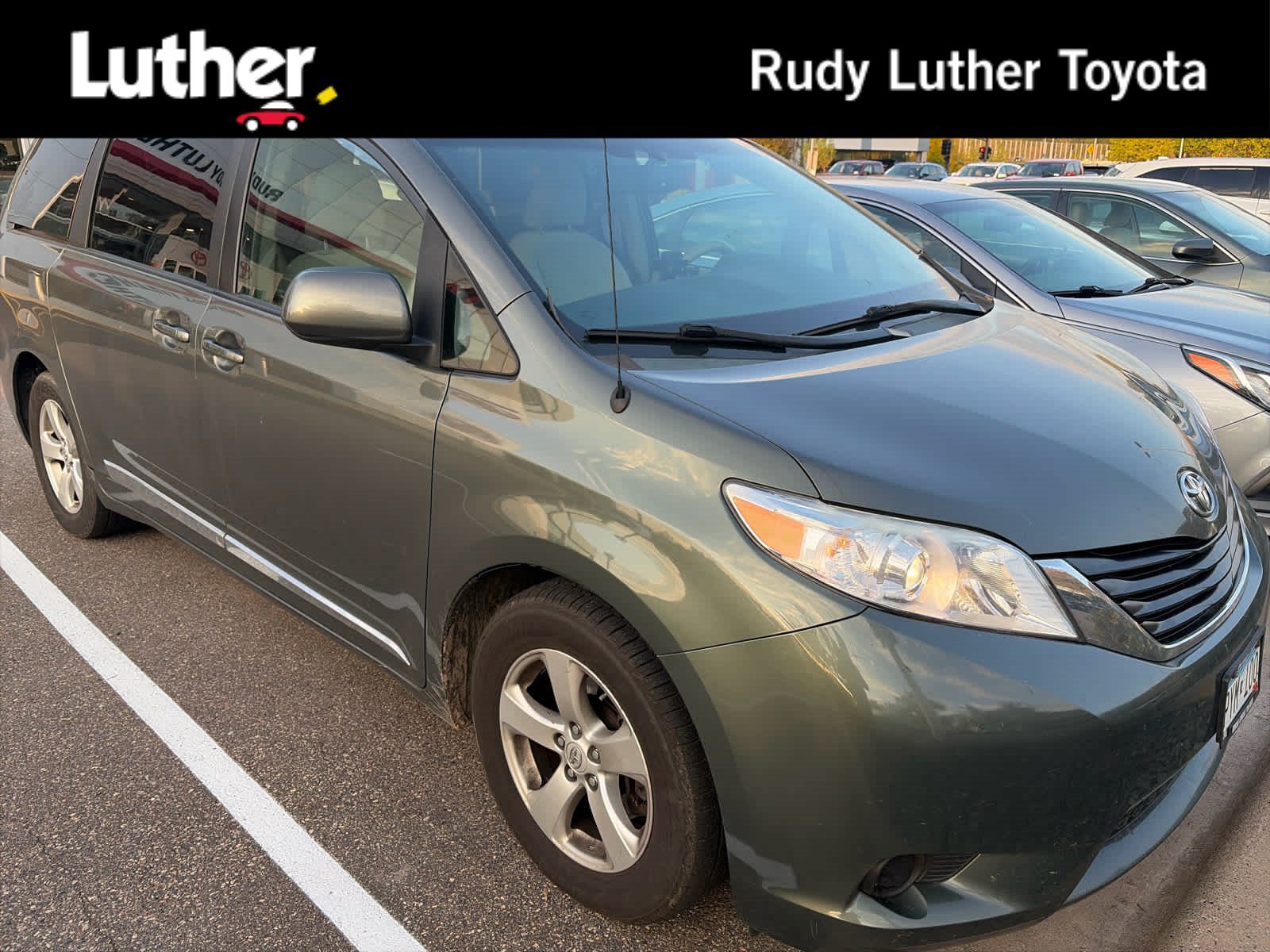 Used 2012 Toyota Sienna LE w/ Towing Pkg FWD image 1