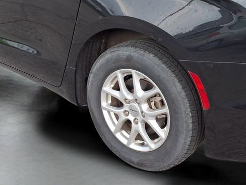 Used 2024 Chrysler Pacifica Touring-L FWD image 21