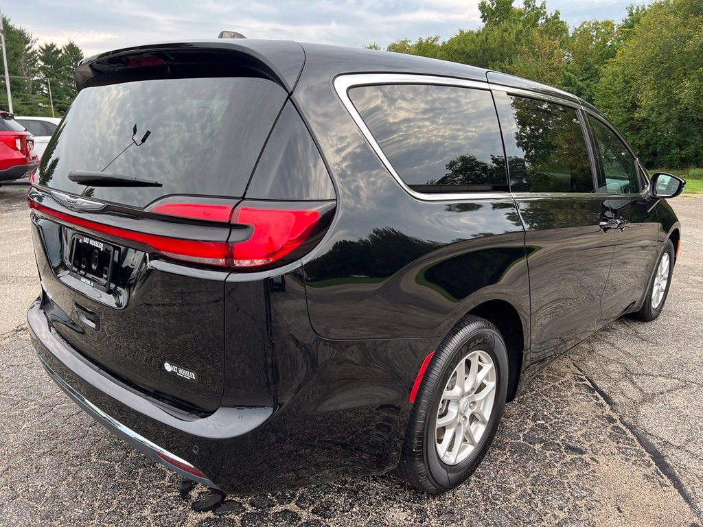 Used 2025 Chrysler Pacifica Select FWD image 7