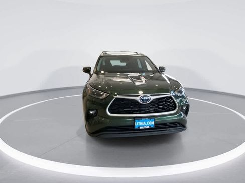 Used 2023 Toyota Highlander XLE AWD/4WD image 3