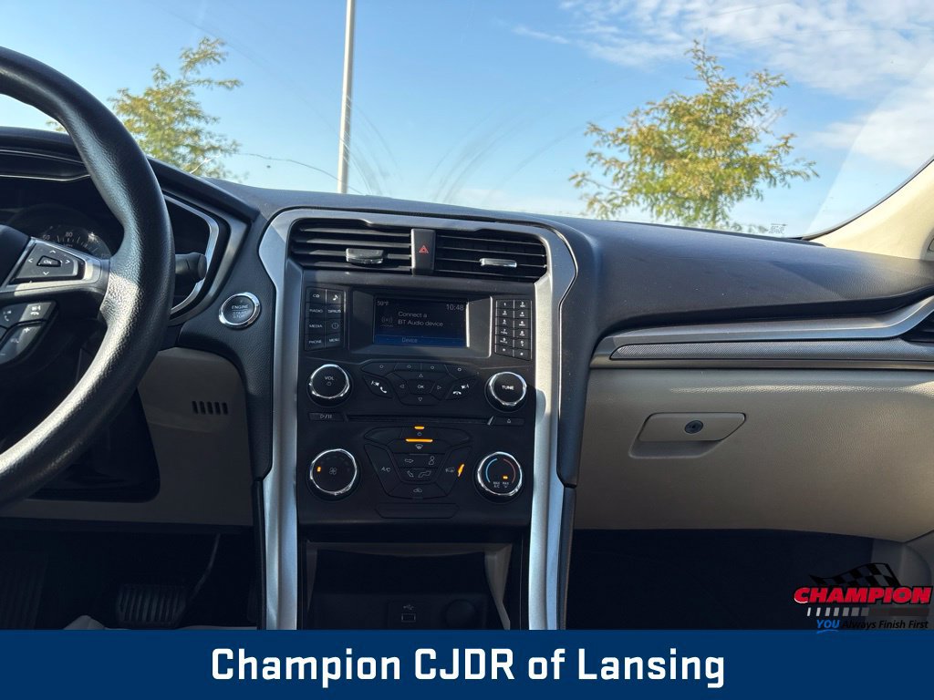 Used 2017 Ford Fusion SE FWD image 3