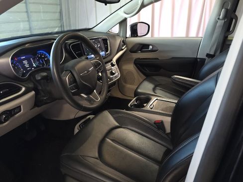 Used 2024 Chrysler Pacifica Touring-L FWD image 9
