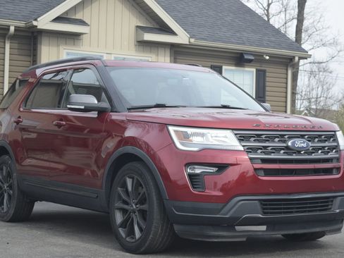 Used 2018 Ford Explorer XLT w/ Equipment Group 202A FWD image 4