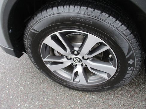 Used 2018 Toyota RAV4 XLE image 9