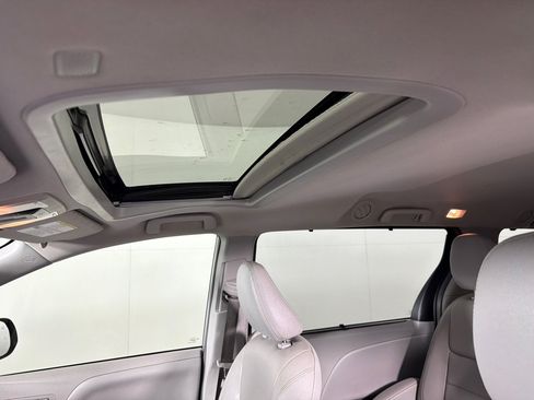 Used 2019 Toyota Sienna XLE w/ XLE Navigation Package FWD image 11
