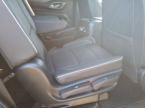 Used 2024 GMC Yukon SLT w/ SLT Luxury Package image 10