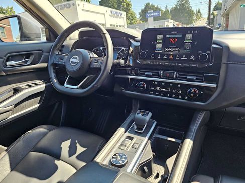 Used 2025 Nissan Pathfinder SL AWD/4WD image 12