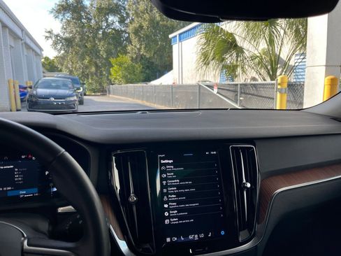 Used 2025 Volvo V60 B5 Cross Country Plus image 18