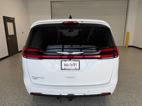 Used 2026 Chrysler Pacifica Select FWD image 4