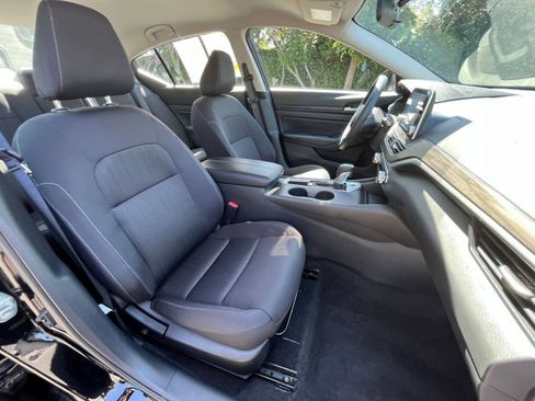 Used 2025 Nissan Altima 2.5 SV FWD image 35