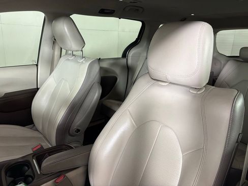 Used 2018 Chrysler Pacifica Touring-L w/ Premium Audio Group image 17