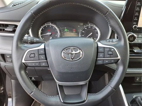 Used 2022 Toyota Highlander XLE FWD image 19