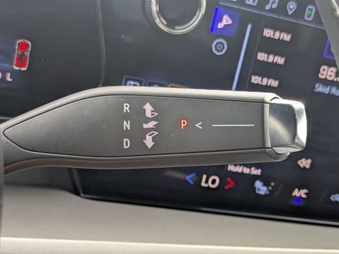 Used 2025 Chevrolet Traverse LT image 26