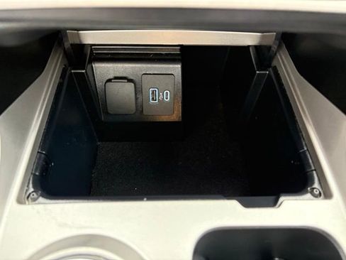 Used 2023 Ford Explorer XLT image 20