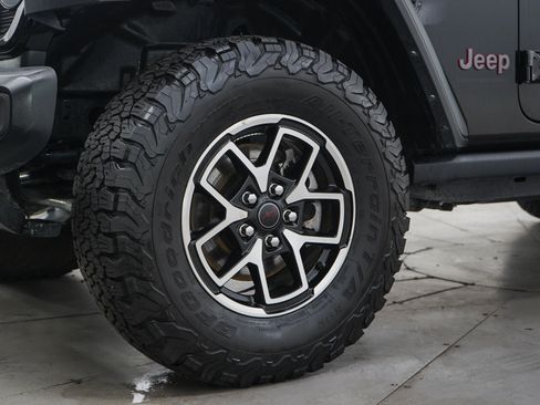 Used 2025 Jeep Wrangler Unlimited Rubicon w/ Convenience Group AWD/4WD image 28