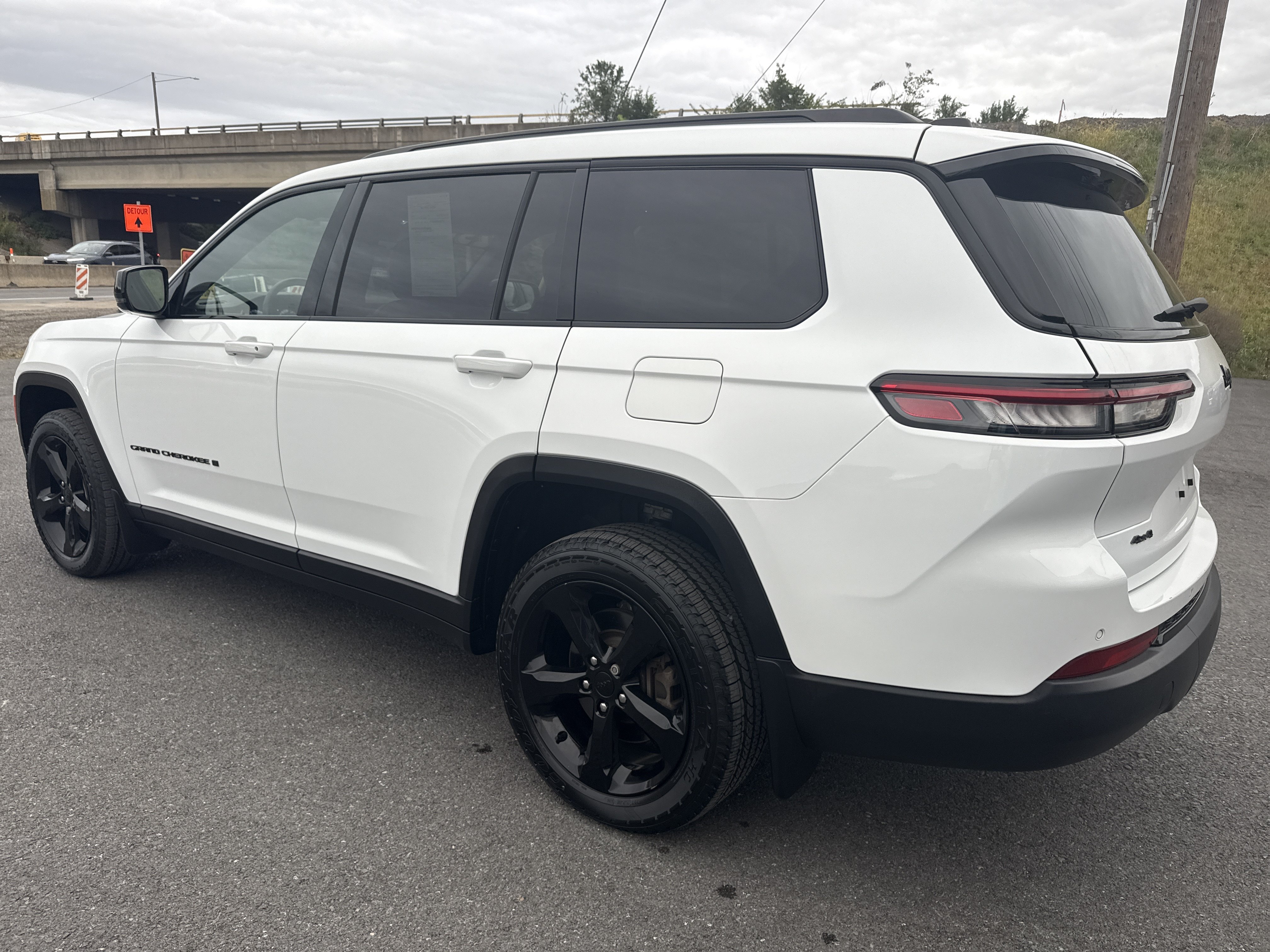 Used 2023 Jeep Grand Cherokee L Laredo AWD/4WD image 6