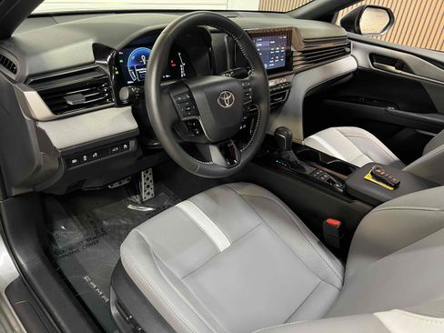 Used 2025 Toyota Camry SE w/ Convenience Package FWD image 3