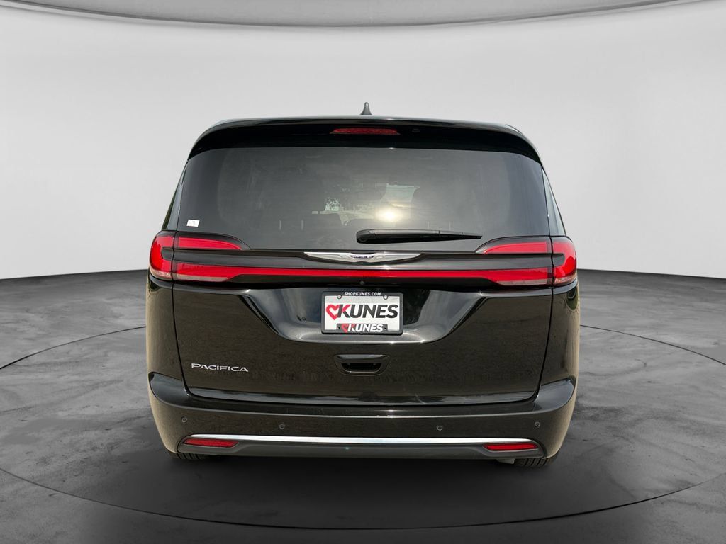 Used 2024 Chrysler Pacifica Touring-L FWD image 8