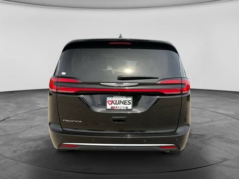 Used 2024 Chrysler Pacifica Touring-L FWD image 8
