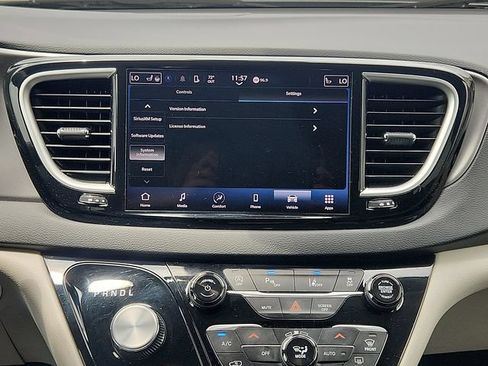 Used 2023 Chrysler Pacifica Touring-L FWD image 16
