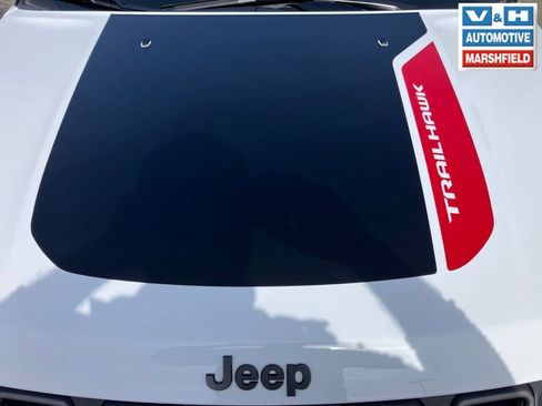 Used 2025 Jeep Compass Trailhawk AWD/4WD image 2