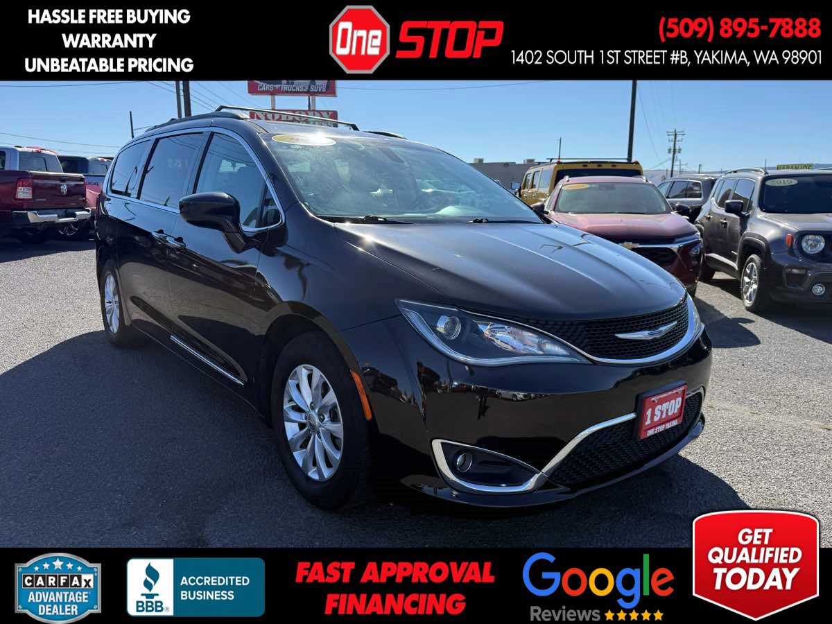 Used 2017 Chrysler Pacifica Touring-L FWD image 1