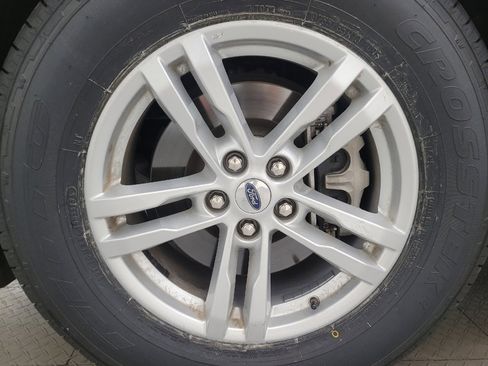 Used 2023 Ford Explorer XLT w/ Equipment Group 202A RWD image 31
