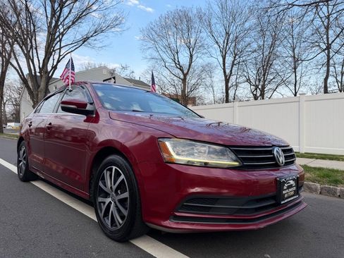 Used 2017 Volkswagen Jetta SE image 4