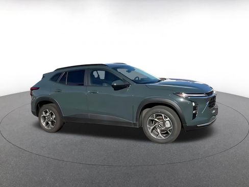 Used 2025 Chevrolet Trax LT w/ LT Convenience Package image 2