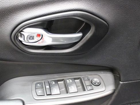 Used 2022 Jeep Cherokee Trailhawk image 17