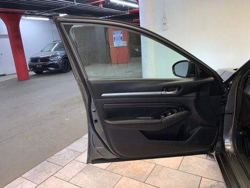 Used 2023 Nissan Altima 2.5 SR w/ SR Premium Package image 13