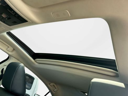 Used 2024 Lexus ES 350 w/ Premium Package FWD image 17