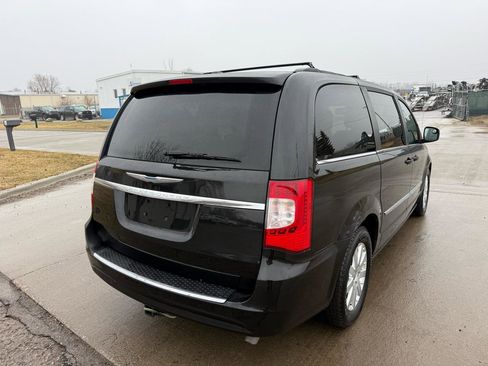 Used 2013 Chrysler Town & Country Touring FWD image 5