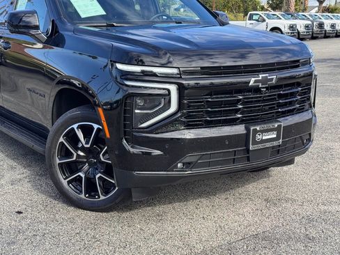 Used 2025 Chevrolet Suburban RST image 3