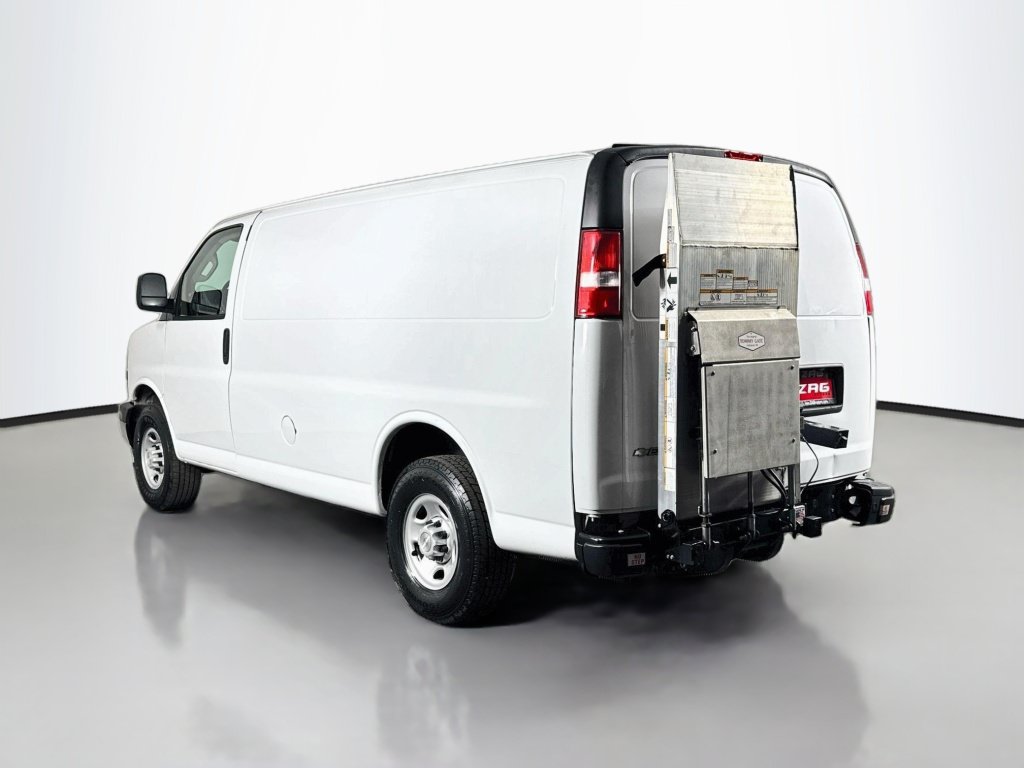 Used 2020 Chevrolet Express 3500 w/ Driver Convenience Package RWD image 3