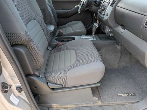 Used 2013 Nissan Frontier SV w/ SV Value Truck Pkg AWD/4WD image 18