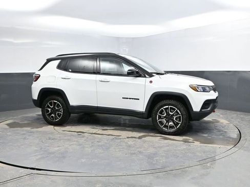 Used 2025 Jeep Compass Trailhawk AWD/4WD image 4