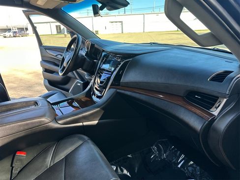 Used 2019 Cadillac Escalade Luxury w/ Escalade Sport Edition AWD/4WD image 39