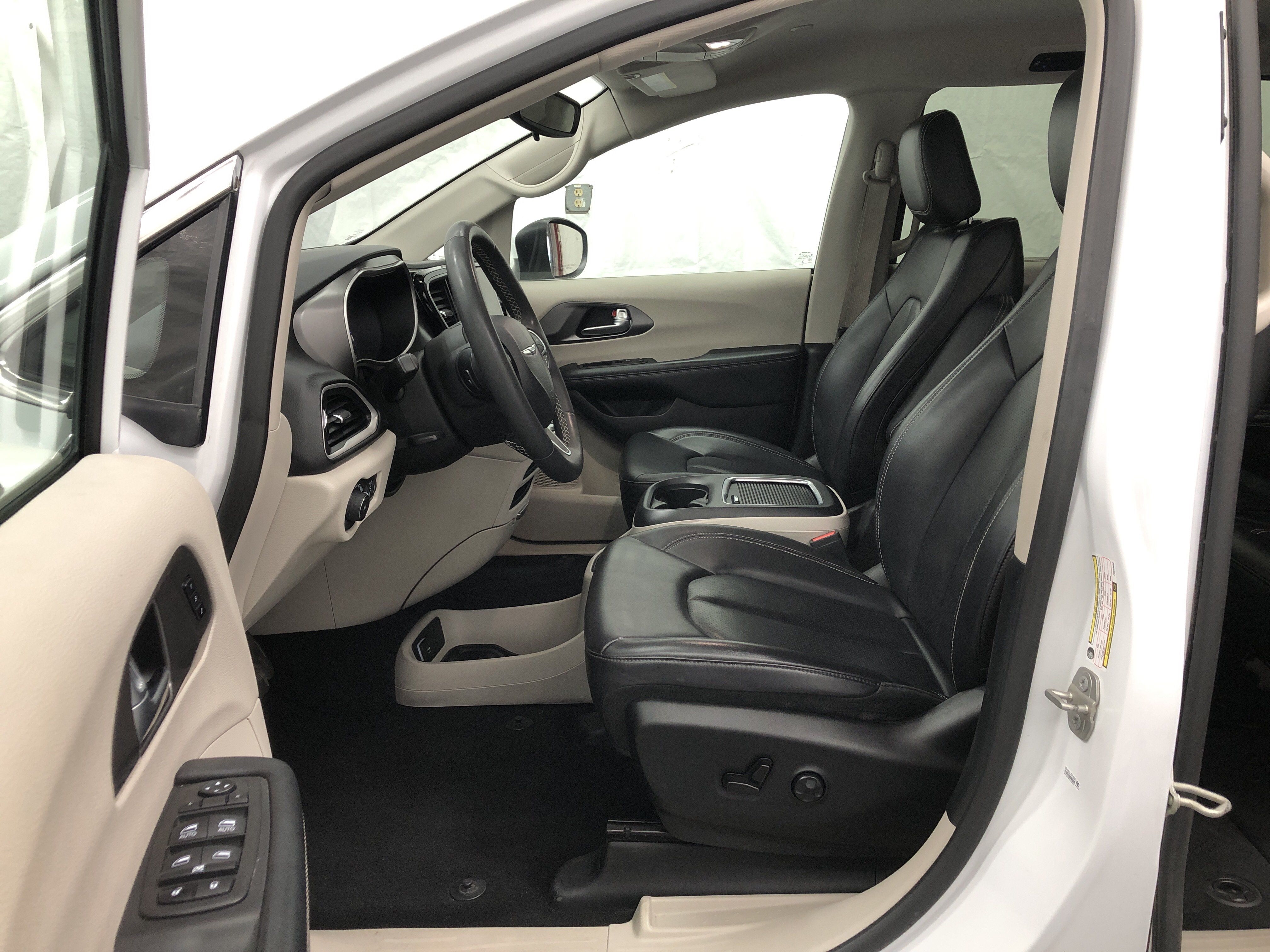 Used 2023 Chrysler Pacifica Touring-L FWD image 13