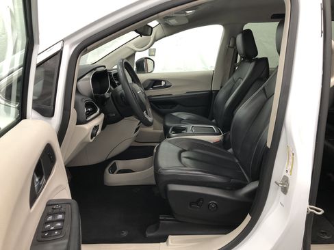 Used 2023 Chrysler Pacifica Touring-L image 13