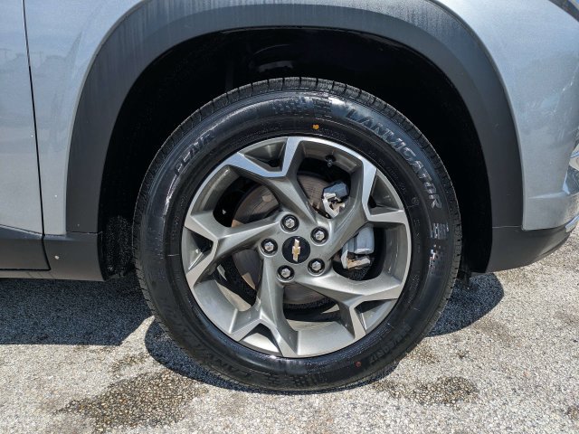 Used 2025 Chevrolet Trax LT FWD image 11
