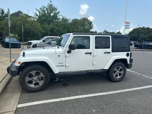 Used 2018 Jeep Wrangler Unlimited Sahara w/ Connectivity Group AWD/4WD image 14