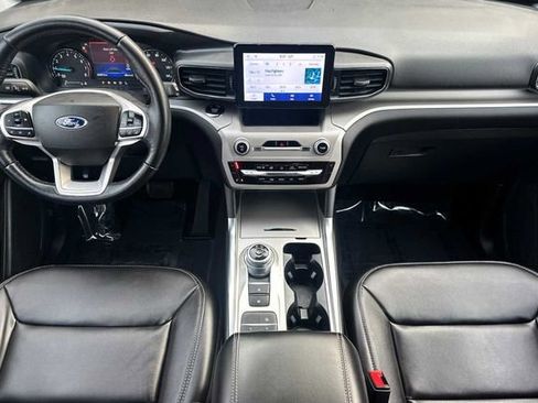 Used 2022 Ford Explorer XLT w/ Equipment Group 202A image 5