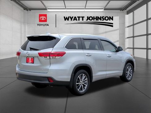 Used 2018 Toyota Highlander XLE AWD/4WD image 8