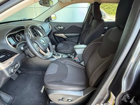Used 2017 Jeep Cherokee Latitude w/ Safety/Convenience Group FWD image 12