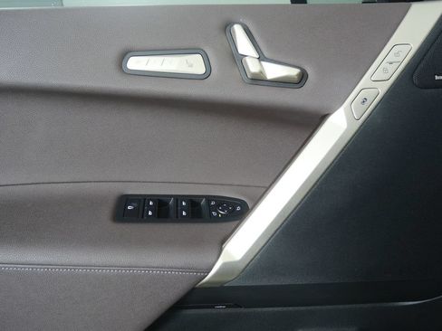 Used 2024 BMW iX xDrive50 w/ Premium Package AWD/4WD image 8
