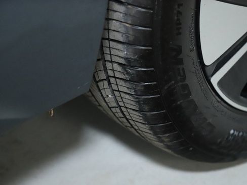 Certified 2025 Volkswagen Taos SE w/ Panoramic Sunroof Package image 37