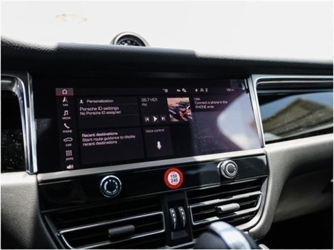 Certified 2025 Porsche Macan AWD/4WD image 18